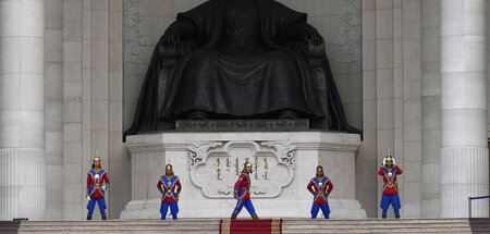 Lange Geschichte: Mongolische Ehrenwachen vor der ersten Sitzung...