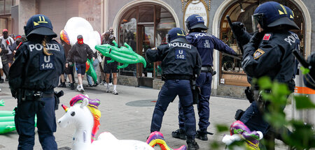 Mit Schwimmutensilien die Rechten baden gehen lassen: Antifaschi...