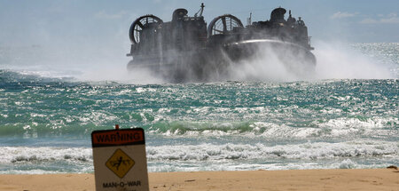 Kriegsspiele vor Tropenkulisse: Luftkissenlandungsboot an hawaii...