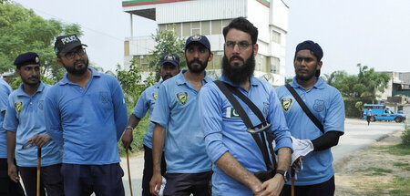 Polizeikräfte sammeln sich am Montag vor der PTI-Zentrale in Isl...