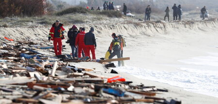 Einsatzkräfte bei der Suche nach Vermissten (Steccato di Cutro, ...