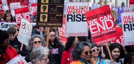 »Millionen Frauen erheben sich«: Marsch gegen geschlechtsspezifi...