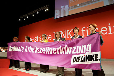 Teilnehmerinnen des Frauenplenums bei der Präsentation ihrer Dis... Teilnehmerinnen des Frauenplenums bei der Präsentation ihrer Dis...