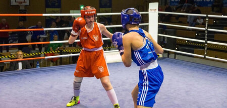 Fliegengewichtlerin Cinnia Hofmann (l.) gewann den U-17-DM-Titel...