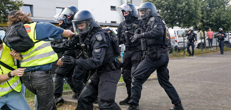 Mehr als 70.000 Menschen protestierten gegen Parteitag der AfD (...