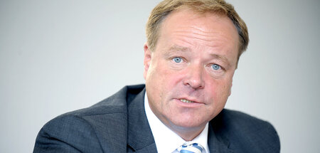 Hält sich, als Kontaktvermittler in die hiesige Ministerialbürok...