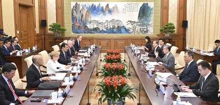 Chinas Außenminister Wang Yi (3. v. r.) im Gespräch mit US-Wirts... Chinas Außenminister Wang Yi (3. v. r.) im Gespräch mit US-Wirts...