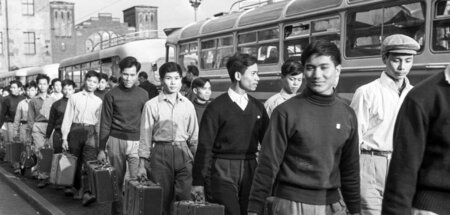 Vietnamesische Arbeiter kommen 1973 am Berliner Ostbahnhof an