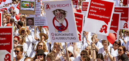 Kundgebung von Apothekern gegen Lieferengpässe und Honorarkürzun... Kundgebung von Apothekern gegen Lieferengpässe und Honorarkürzun...