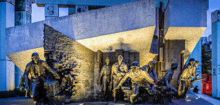 Das Denkmal auf dem Krasiński-Platz vor dem Gebäude des Obersten... Das Denkmal auf dem Krasiński-Platz vor dem Gebäude des Obersten...