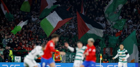 Celtic-Anhänger schwenken die palästinensische Flagge im Spiel g... Celtic-Anhänger schwenken die palästinensische Flagge im Spiel g...
