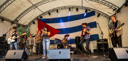 Mit der Aufforderung zum Paartanz. Sistema Sonidero ­spielen Cum...