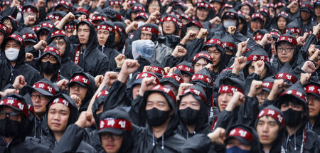 In Formation und voller Montur: »Black Block« südkoreanischer Ge...