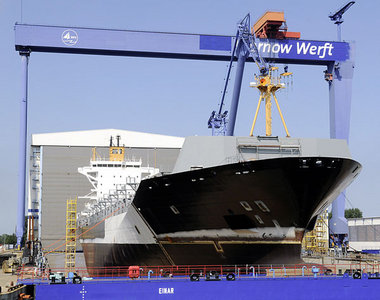 Containerfrachter im Baudock der Warnemünder Wadan-Werft am Donn...
