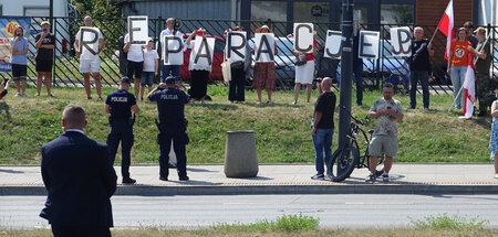 Demonstranten fordern am Rande der Kranzniederlegung in Warschau...