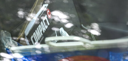 Eine Ausgabe des verbotenen rechten Magazins auf dem Rücksitz ei...