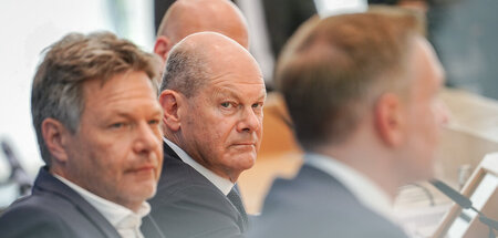 Bundeskanzler Olaf Scholz (M.), Wirtschaftsminsiter Robert Habec...