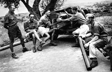 Bedienungsmannschaft einer Panzerabwehrkanone des IV. Festungs-I...
