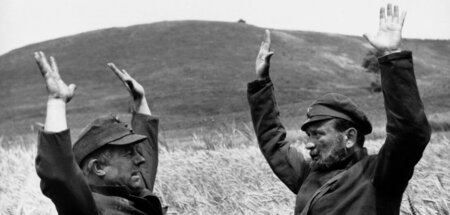 Heinz Rühmann als Schwejk (l.) trifft auf einen russischen Solda...