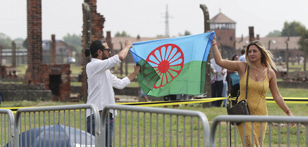 Besucher des ehemaligen Vernichtungslagers Auschwitz-Birkenau mi...