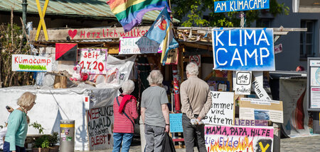 Seit Juli 2021 kampierten am Rathausplatz in Augsburg Aktivisten...