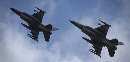 Die ersten ukrainischen F-16-Kampfjets ziehen über unbestimmtem ...