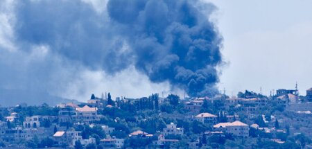 Südlibanon am Sonntag: Nach einem israelischen Luftangriff steig...