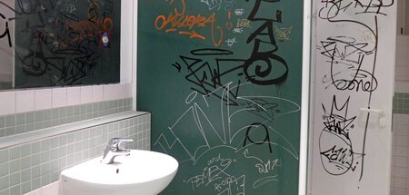 Wohlfühlort: Toilette einer Jungenumkleide in einem Bremer Schul...
