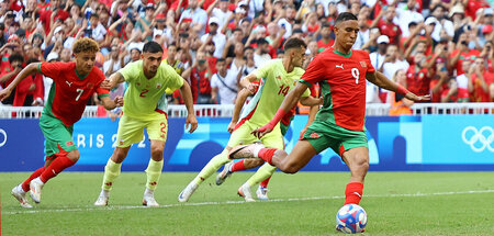 Soufiane Rahimi (am Ball) schießt das Führungstor gegen Spanien ...