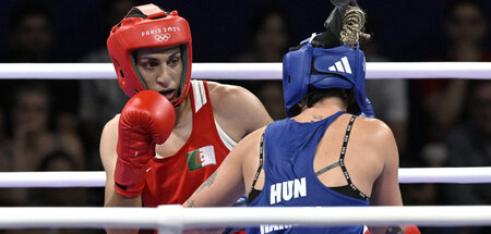 Imane Khelif (l.) im Viertelfinale der Frauenkonkurrenz im Welte...