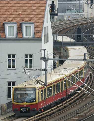 Fahrende S-Bahnzüge werden ab Montag in Berlin zu einer echten R... Fahrende S-Bahnzüge werden ab Montag in Berlin zu einer echten R...