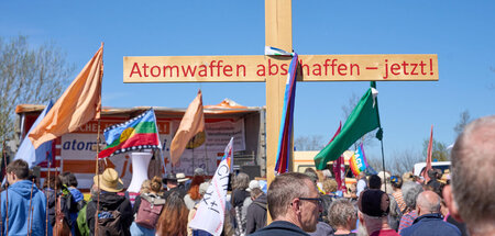 Tragen ihr Kreuz: Protestierende vor Beginn des Ostermarschs am ...