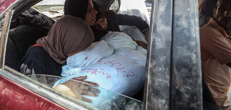 Körperteile von Opfern in Säcken nach einem israelischen Angriff...