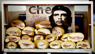 Sandwichverkauf in Havanna: Bezahlt werden kann in beiden Währun...