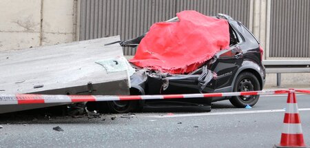 »Improvisierte Haltewinkel«: Die Betonplatte auf dem Pkw von Ann...