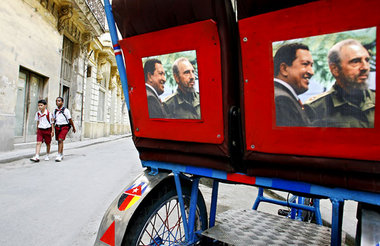 Fahrradrikscha in der Altstadt Havannas: Werbung á la cubana mit...