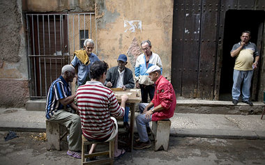Feierabend in Havanna. Domino-Spieler gehören zum Straßenbild