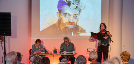 Susanne Misere (l.), Peter Bäß und, am Akkordeon, Isabel Neuenfe...