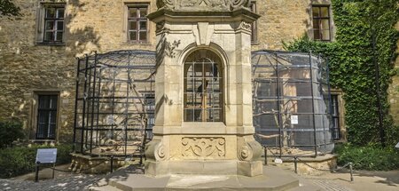 »Und der Rabe sitzt noch immer«: Rabenkäfig in Merseburg
