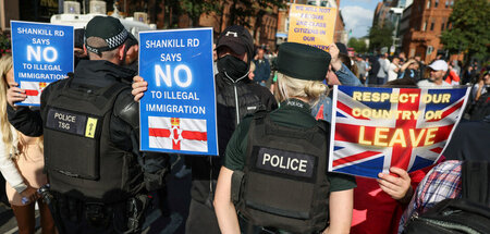 Antieinwanderungsprotest in Belfast mit Ulster-Banner und Union ...