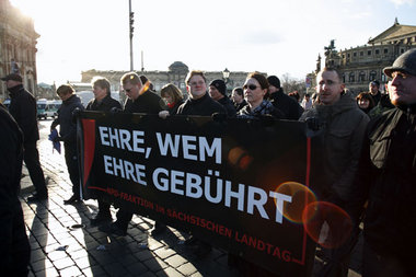 Gitta Schüßler (3. v. r.) bei einer Neonazidemo in Dresden