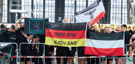 »Störtrupp«: Neonazis posieren am Leipziger Hauptbahnhof während...