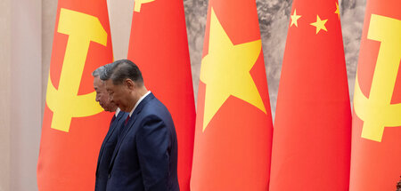 »Genossen und Brüder«: Xi Jinping mit seinem Amtskollegen To Lam...