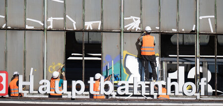 Auch hier hält Klebeband den Laden zusammen: Hauptbahnhof in Dui...
