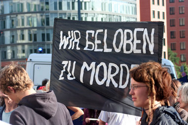 Protest gegen halböffentliche Rekrutenvereidigung am Montag in B...