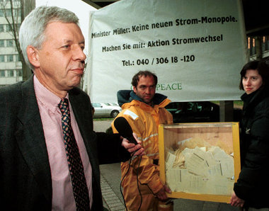 Auf Greenpeace hörte der Wirtschaftsminister der SPD-Grünen-Regi... Auf Greenpeace hörte der Wirtschaftsminister der SPD-Grünen-Regi...