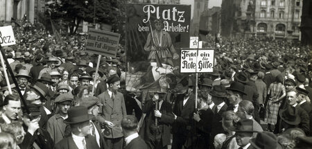 »Tretet ein in die Rote Hilfe« (Maifeier der Berliner KPD, 1.5.1...