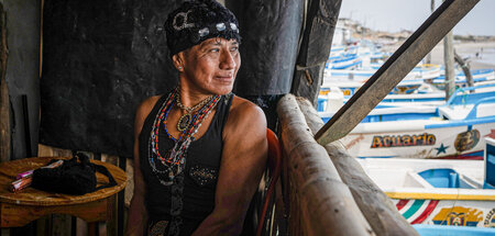 Vicky beobachtet vom Fenster ihres Ladens aus, wie die Fischer i...