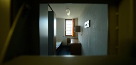 Verunglimpfung des Staates und seiner Symbole? Ab in die Zelle Verunglimpfung des Staates und seiner Symbole? Ab in die Zelle