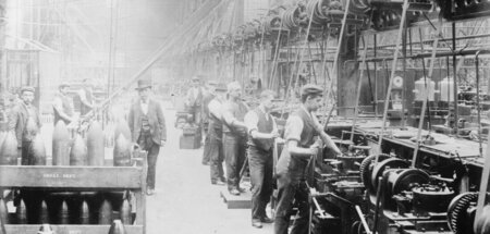 Werkbank der Waffenfabrik Vickers Sons & Maxim (um 1940)